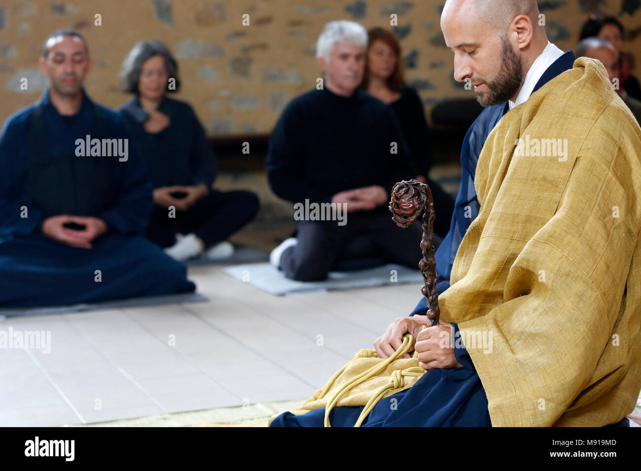 Zen sesshin (RETREATS). Frankreich. Master und Sangha. Stockfoto