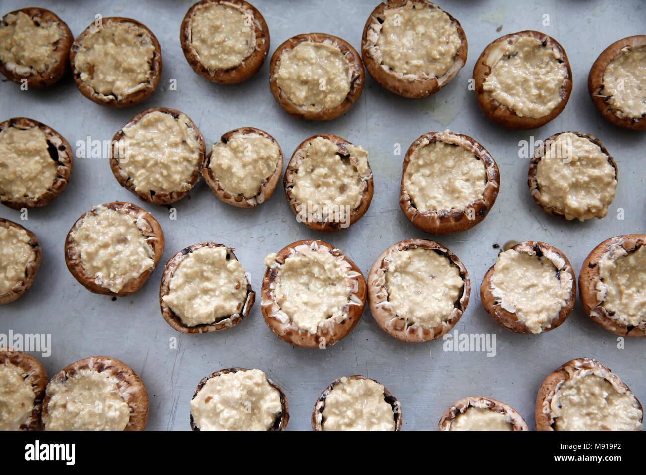Zen sesshin (RETREATS). Vegetarisches Essen. Gefüllte Champignons. Frankreich. Stockfoto