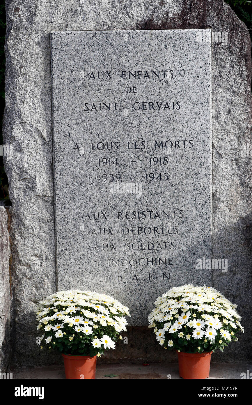 Friedhof zu Allerheiligen. War Memorial. Chrysantheme auf dem Grab. Saint Gervais. Frankreich. Stockfoto