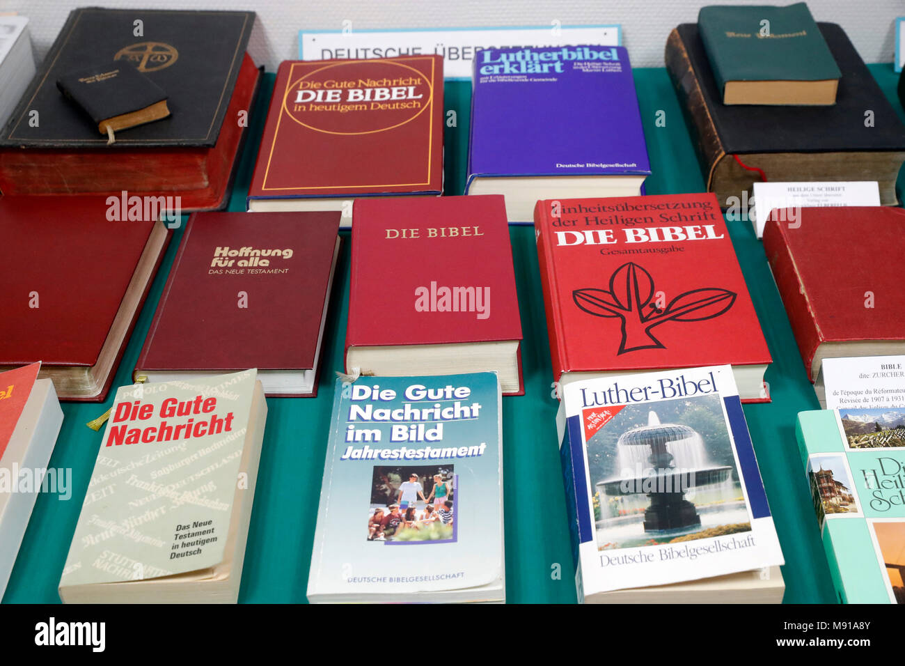 Heilige Bibeln in deutscher Sprache. Straßburg. Frankreich. Stockfoto