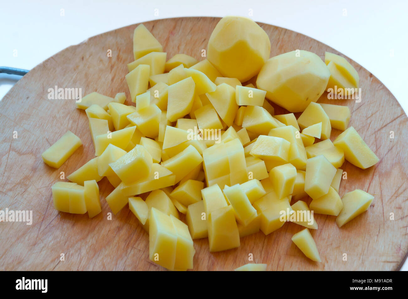 Schneiden Sie die Kartoffeln in Scheiben schneiden rohe Kartoffeln für  Suppen, frische Kartoffeln für das Kochen Stockfotografie - Alamy