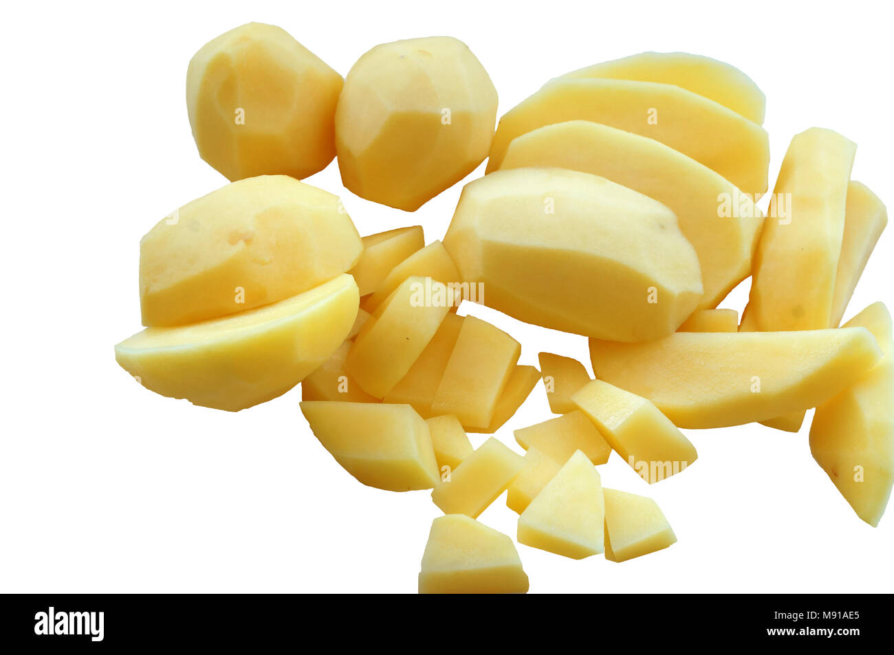 Schneiden Sie Die Kartoffeln In Scheiben Schneiden Rohe Kartoffeln Fur Suppen Frische Kartoffeln Fur Das Kochen Stockfotografie Alamy