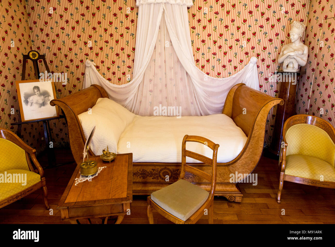 Französisch 19. Jahrhundert Schriftsteller Chateaubriand's House in ChÃ¢tenay Sceaux, Frankreich. Juliette RÃ©Der camier Schlafzimmer mit Charles X Möbel. Stockfoto