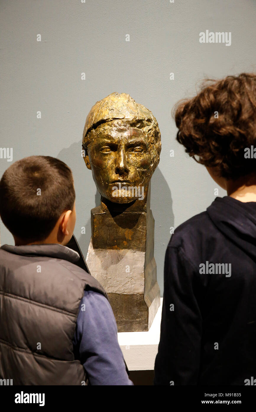 Maurice Denis Museum, Saint Germain en Laye, Frankreich. Jungen auf der Suche nach einer Statue. Stockfoto