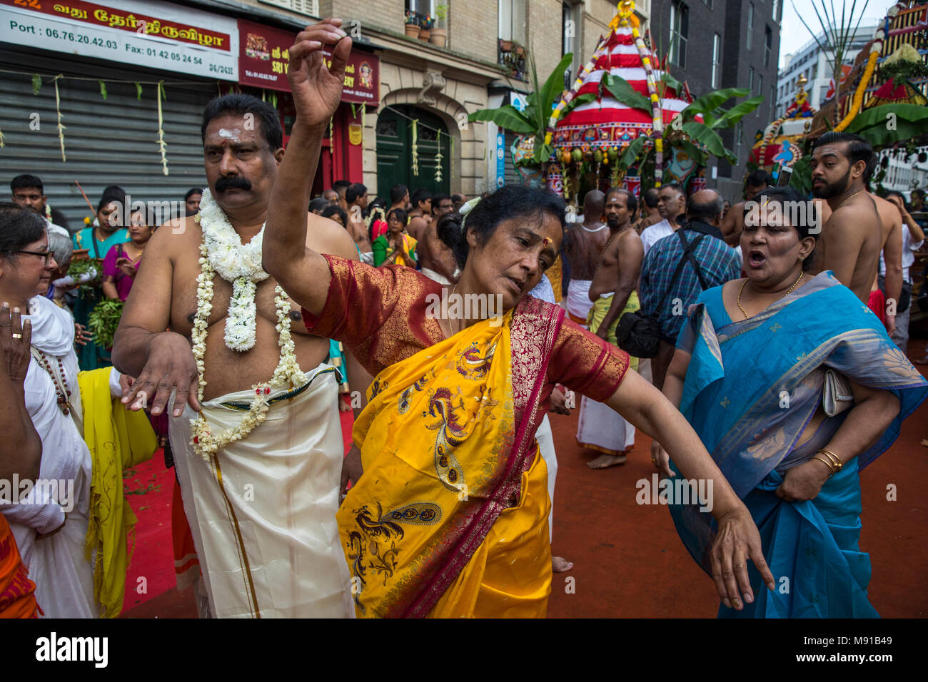 Ganesh Festival in Paris. Frau tanzen. Frankreich. Stockfoto