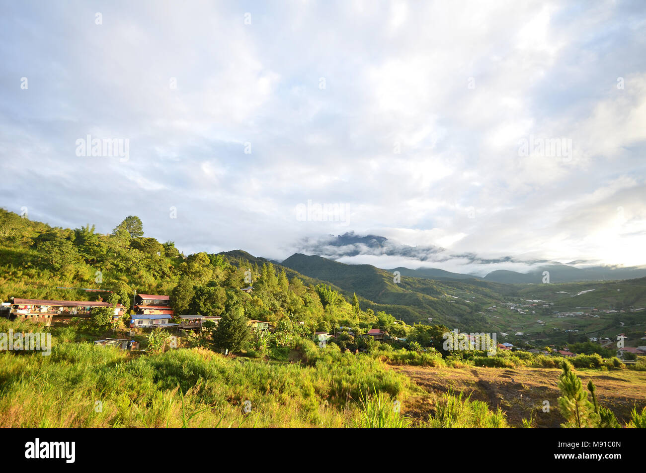 Mount Kinabalu bei Sonnenaufgang. Kinabalu ist der höchste Gipfel in Borneo der Crocker Range und ist der höchste Berg im Malaiischen Archipel Stockfoto