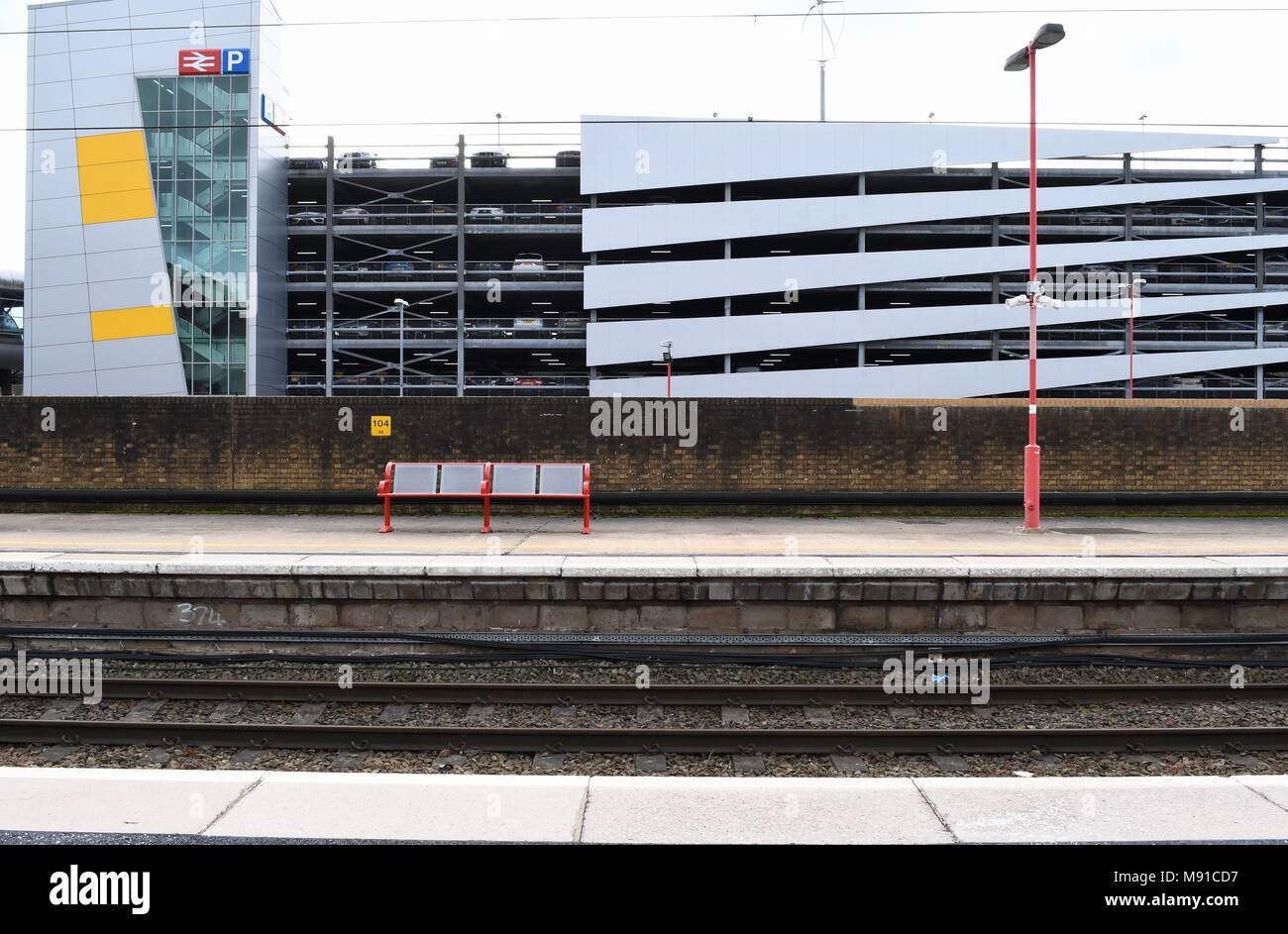 Orange Bank und Laterne an der Birmingham International Railway Station Stockfoto
