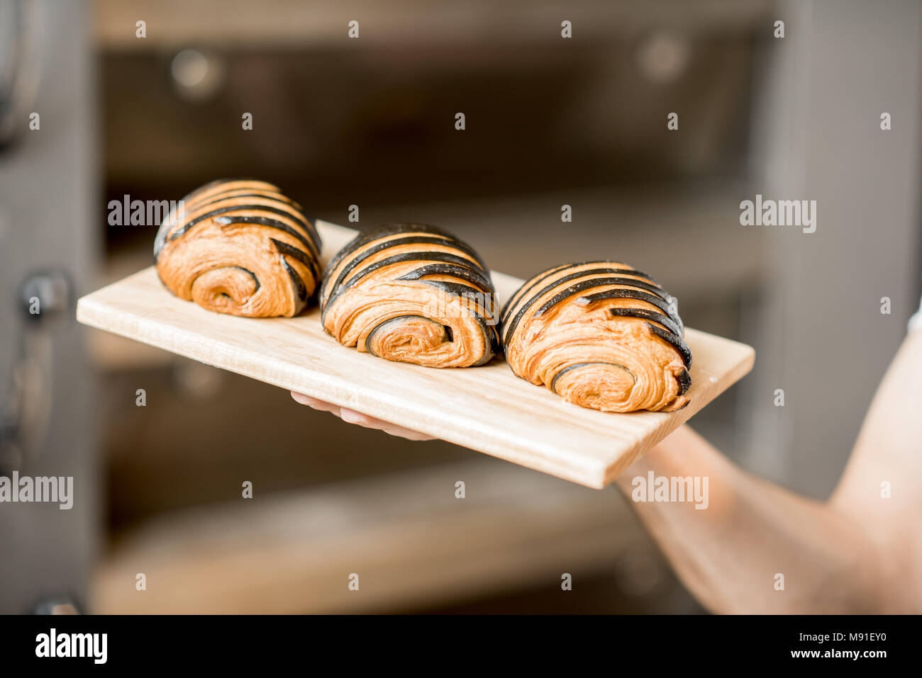 Frisch gebackene Croissants in der Bäckerei Stockfoto