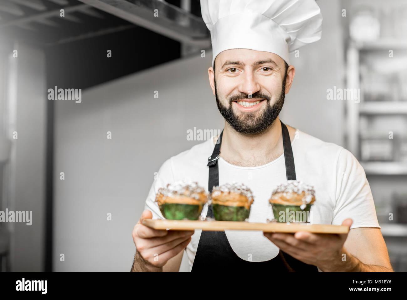 Konditor mit süßem Gebäck in der Fertigung Stockfoto