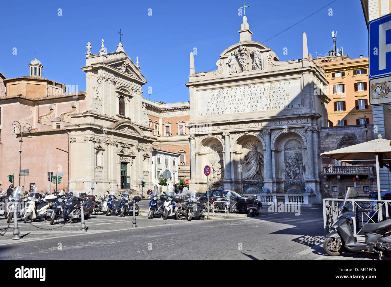 Die Fontana dell'Acqua Felice und der Kirche Santa Maria della Vittoria in der Quirinale in Rom, Italien Stockfoto