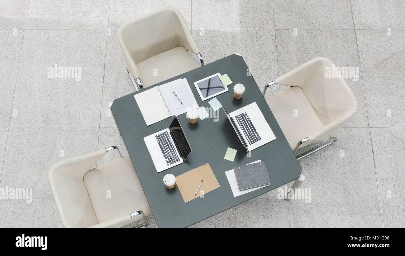 Hohe Betrachtungswinkel von Tisch und Stühle für Business Meeting. Stockfoto