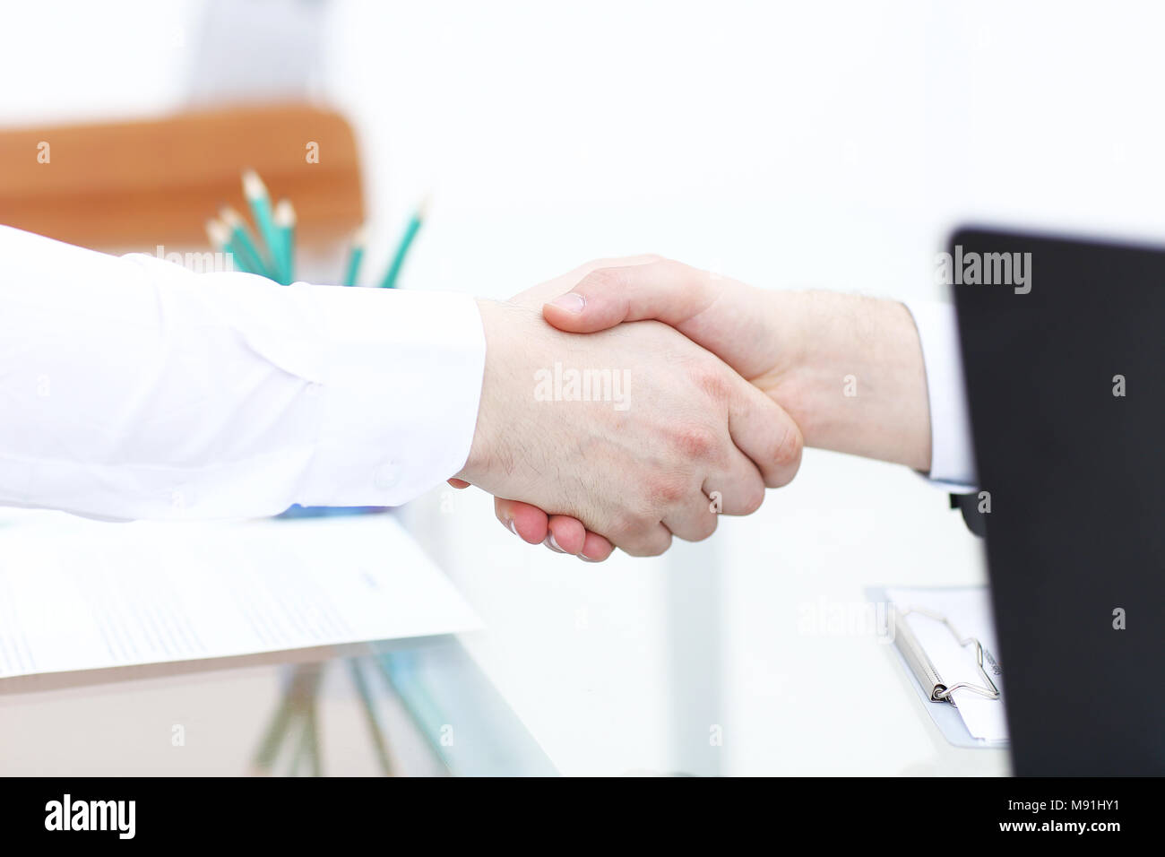 Business Partnerschaft treffen Konzept. Bild businessmans Handshake. Erfolgreiche Geschäftsleute handshaking nach guter Deal. Horizontale, verschwommenen Hintergrund Stockfoto