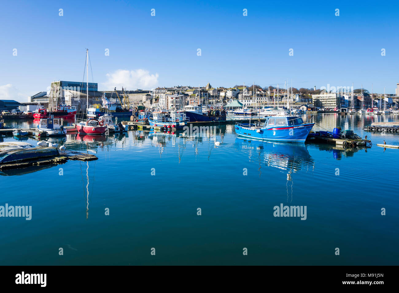 Boote im Sutton Harbour, Plymouth, Großbritannien. Stockfoto