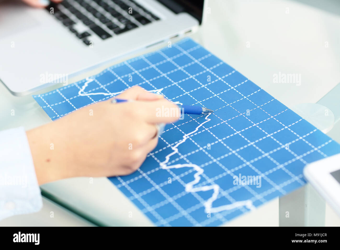 Bild der Finanzbericht und Grafiken für Unternehmen Stockfoto