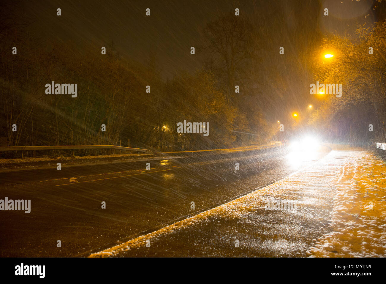 Auto Scheinwerfer im Schnee, North Dorset UK Stockfoto