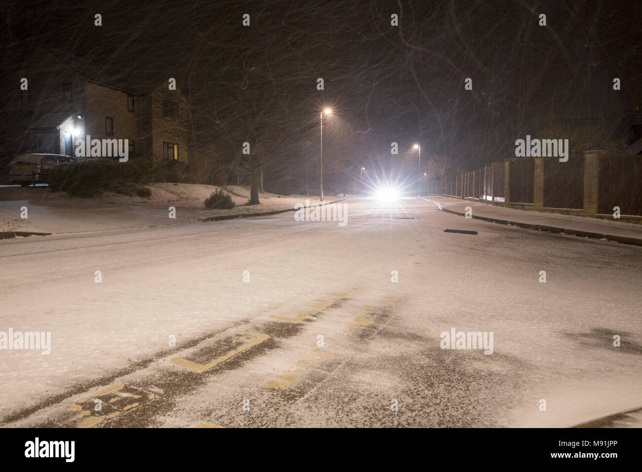Auto Scheinwerfer im Schnee, North Dorset UK Stockfoto