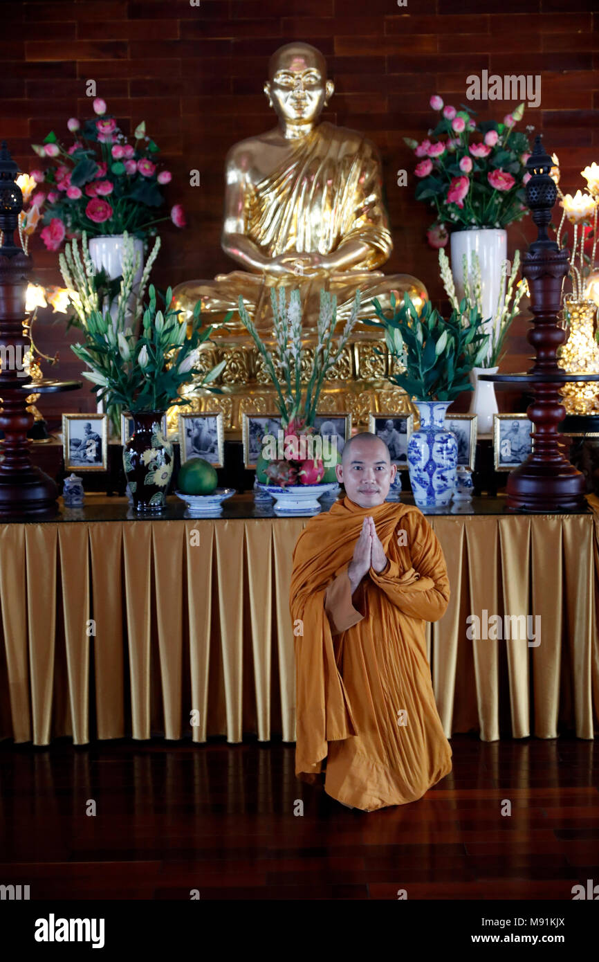 Minh Dang Quang buddhistischer Tempel. Buddhistischer Mönch zu beten. Ho Chi Minh City. Vietnam. Stockfoto