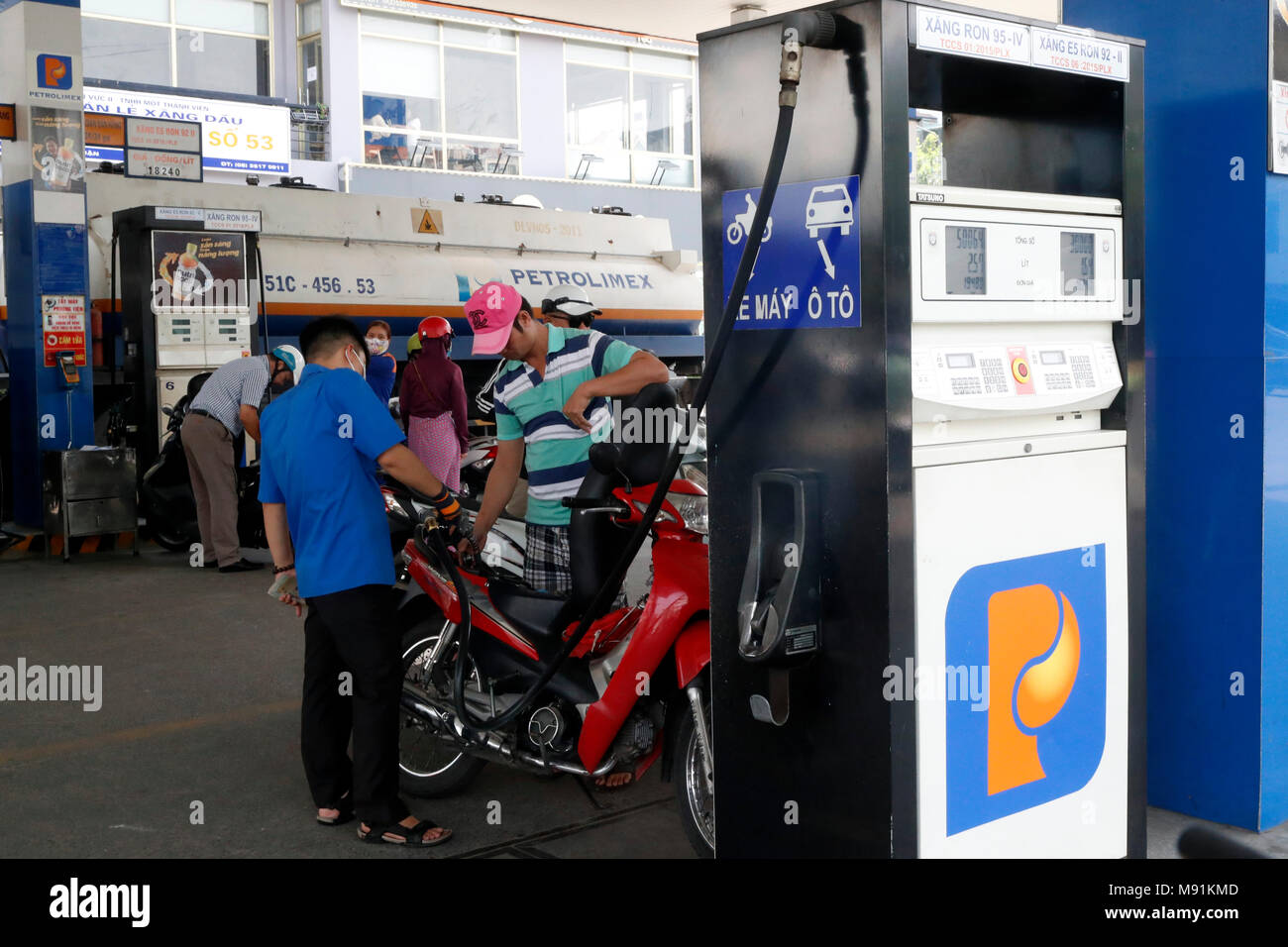 Tankwart Befüllen ein Motorroller. Ho Chi Minh City. Vietnam. Stockfoto