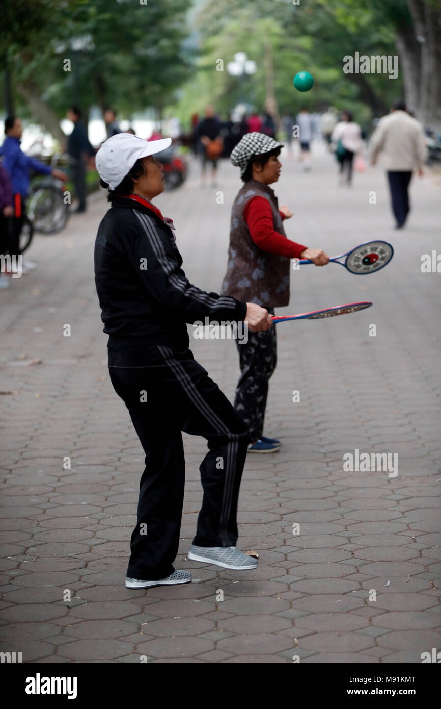 Taiji Bailong Ball Sitzung am Ufer des Hoan Kiem See. Hanoi. Vietnam. Stockfoto