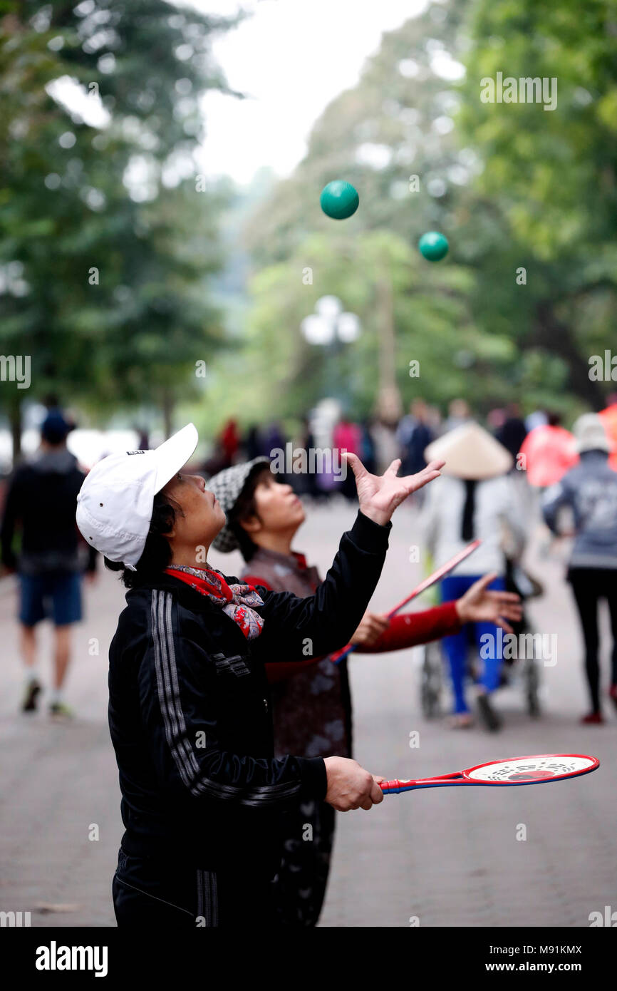 Taiji Bailong Ball Sitzung am Ufer des Hoan Kiem See. Hanoi. Vietnam. Stockfoto