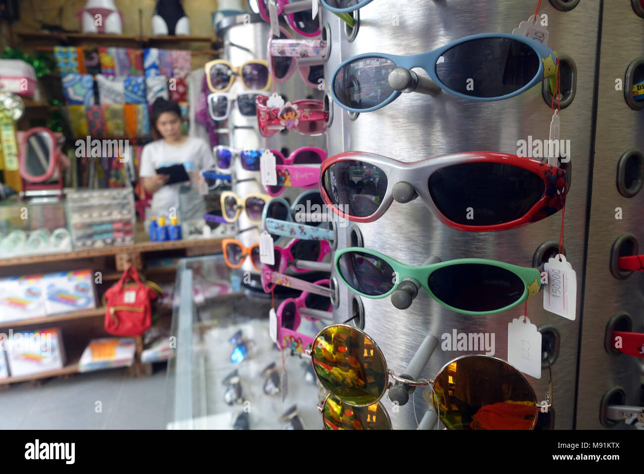Sortiment an Sonnenbrillen in einem Shop. Phu Quoc. Vietnam. Stockfoto
