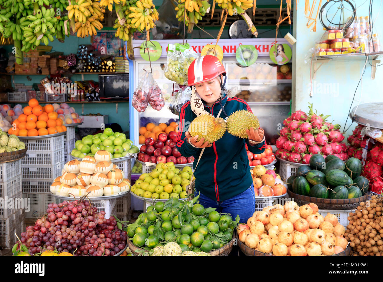 Morgen Markt in Duong Dong Stadt. Tropische Früchte. Frau kaufen Durian. Phu Quoc. Vietnam. Stockfoto