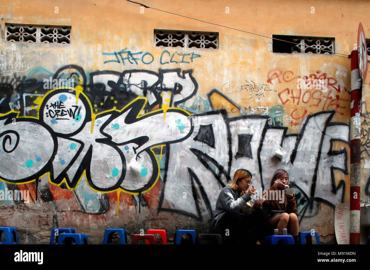 Typische Straße der Altstadt in Hanoi. Graffiti an der Wand. Vietnam. Stockfoto