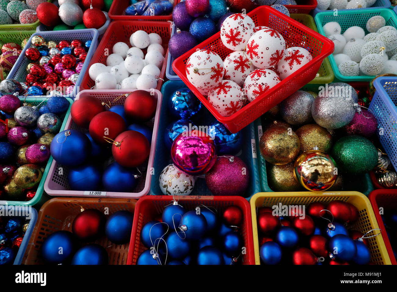 Weihnachtsmarkt. Weihnachten Kugeln zum Verkauf. Ho Chi Minh City. Vietnam. Stockfoto