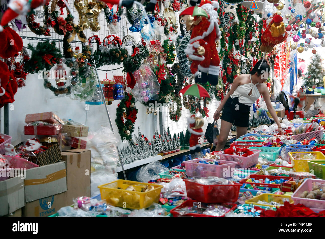 Frau Shopping am Marktplatz Ornament für Weihnachten zu kaufen. Ho Chi Minh City. Vietnam. Stockfoto