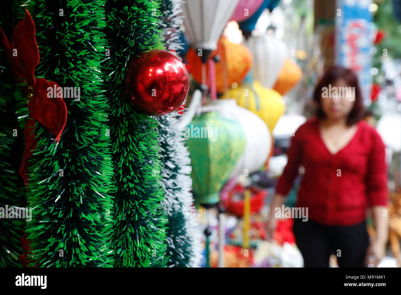 Vietnamesische Leute einkaufen bei Marktplatz Ornament für Weihnachten zu kaufen. Hanoi. Vietnam. Stockfoto