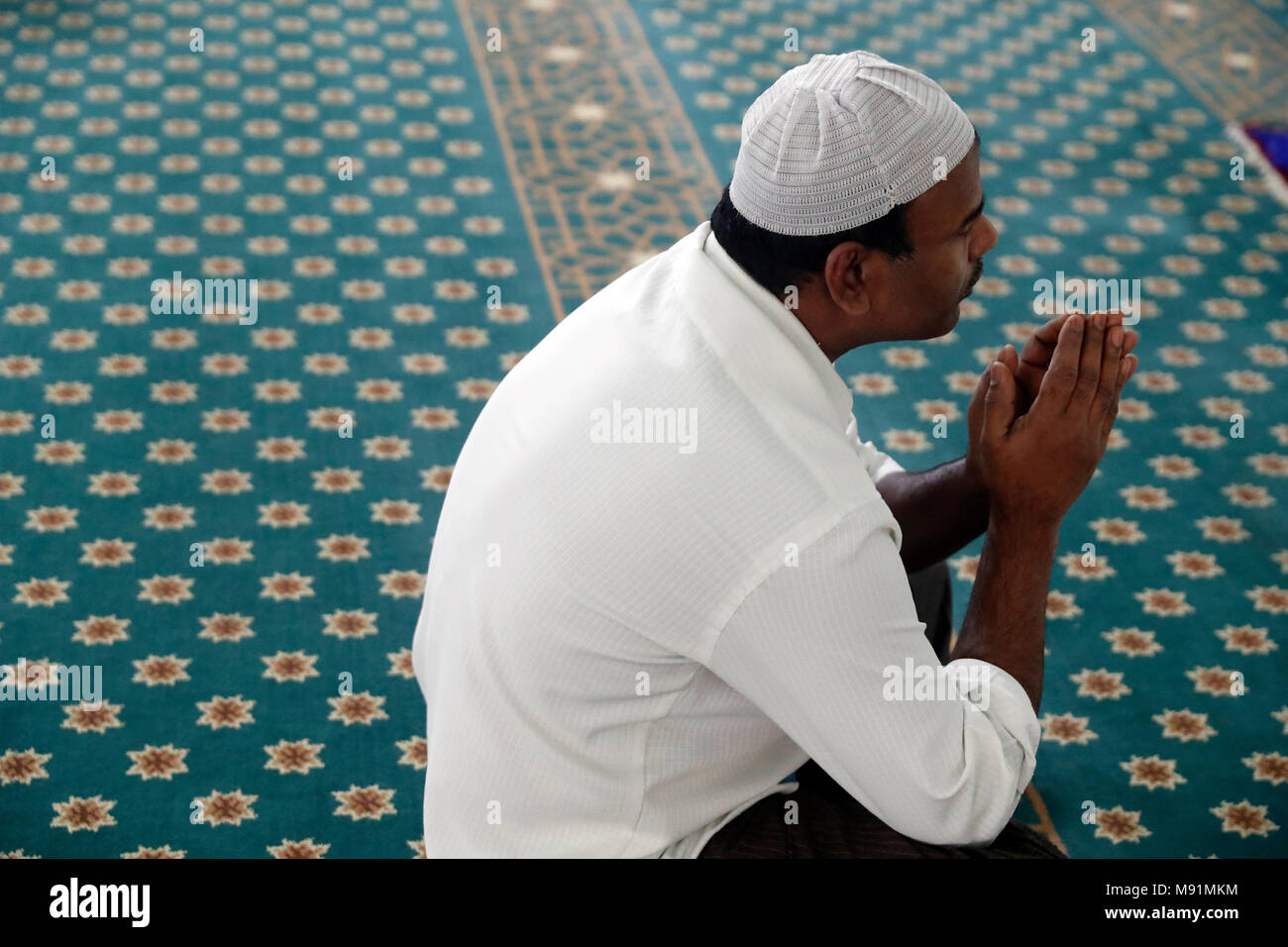 Saigon Zentralmoschee. Muslimischen Mann, der betet. Ho Chi Minh City. Vietnam. Stockfoto