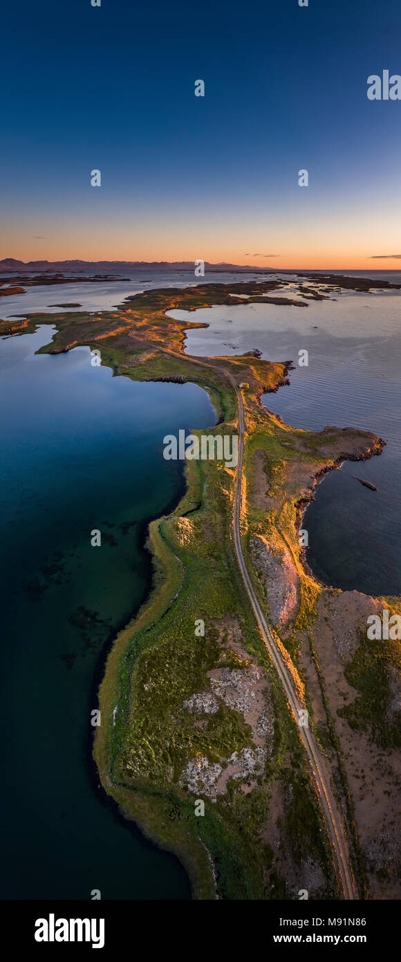 Leere Straße, breidafjördur Fjords, Halbinsel Snaefellsnes, Island. Dieses Bild ist mit einer Drohne erschossen. Stockfoto