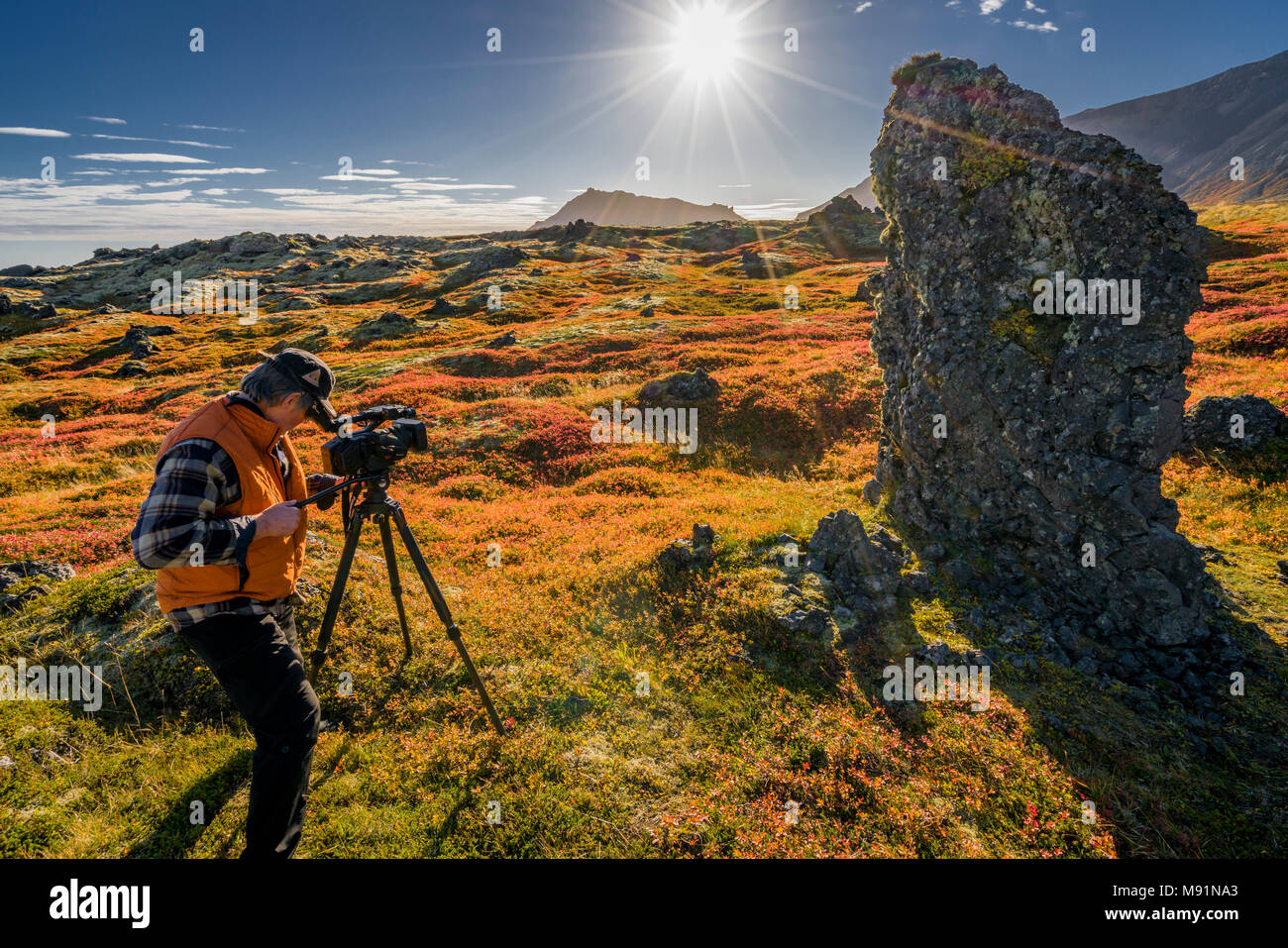 Photographer-Autumn, Arnarstapi, Halbinsel Snaefellsnes, Island. Stockfoto