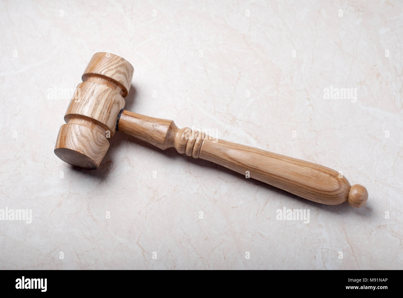 Holz Richter Hammer auf einem Marmor Hintergrund. Stockfoto