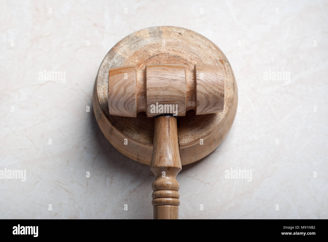 Holz Richter Hammer auf einem Marmor Hintergrund. Das Symbol der Gerechtigkeit Stockfoto