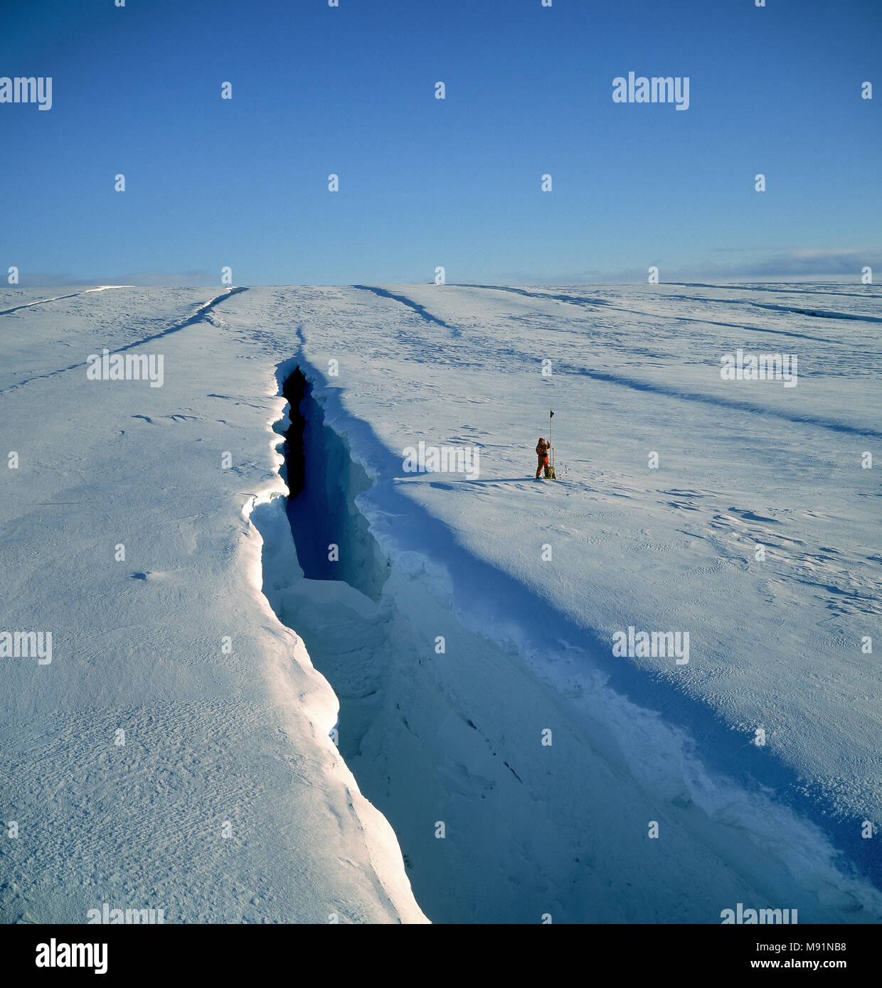 Wissenschaftler Messungen von einem großen gletscherspalte, Sidujokull, Eiskappe des Vatnajökull, Island. Stockfoto