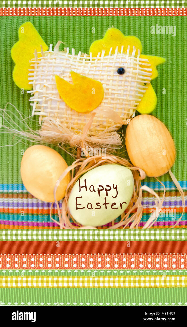 Ostern Zusammensetzung mit Eiern und handgemachte Spielzeug Huhn auf einem grünen und Zierpflanzen Tuch. Stockfoto