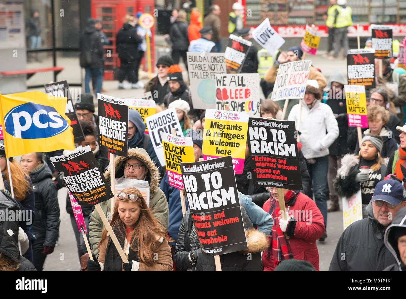 Tausende Menschen versammelten sich im Zentrum von London, im März gegen Rassismus nationalen Demonstration aus Protest gegen die dramatische Anstieg der Rasse ähnliche Angriffe. Stockfoto