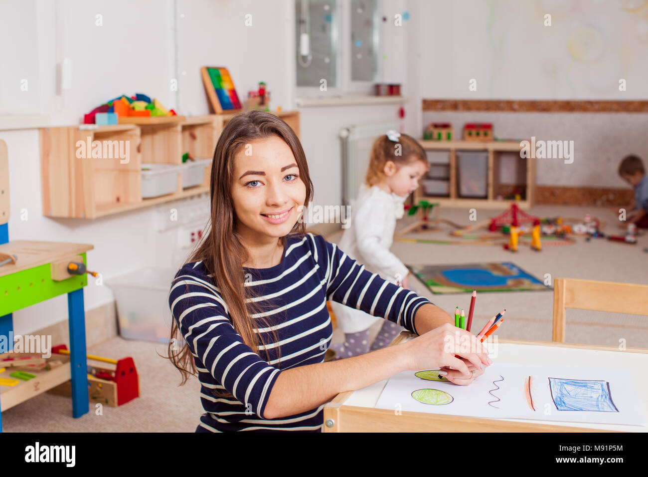 Kindergarten worker -Fotos und -Bildmaterial in hoher Auflösung – Alamy