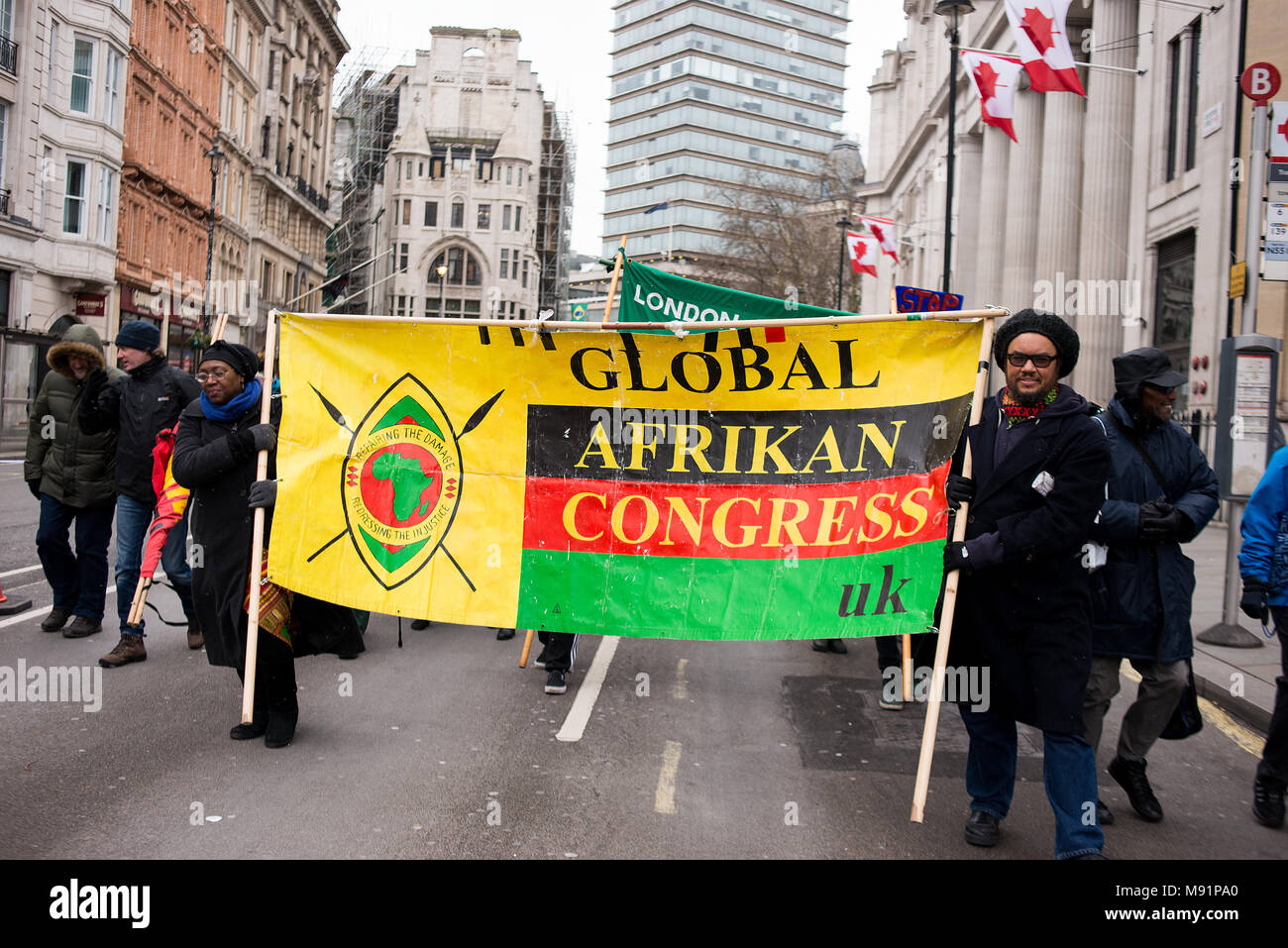 Tausende Menschen versammelten sich im Zentrum von London, im März gegen Rassismus nationalen Demonstration aus Protest gegen die dramatische Anstieg der Rasse ähnliche Angriffe. Stockfoto