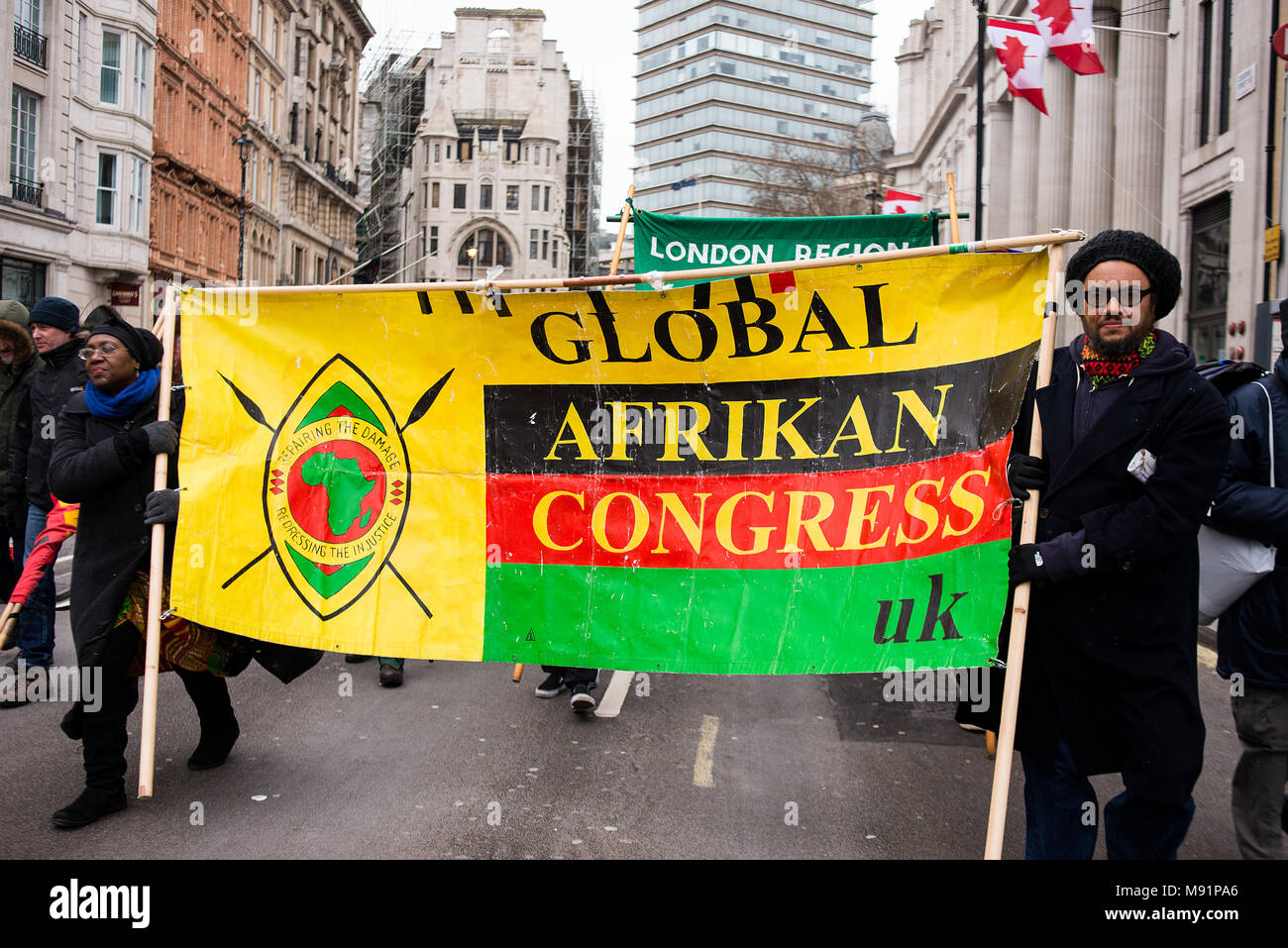 Tausende Menschen versammelten sich im Zentrum von London, im März gegen Rassismus nationalen Demonstration aus Protest gegen die dramatische Anstieg der Rasse ähnliche Angriffe. Stockfoto