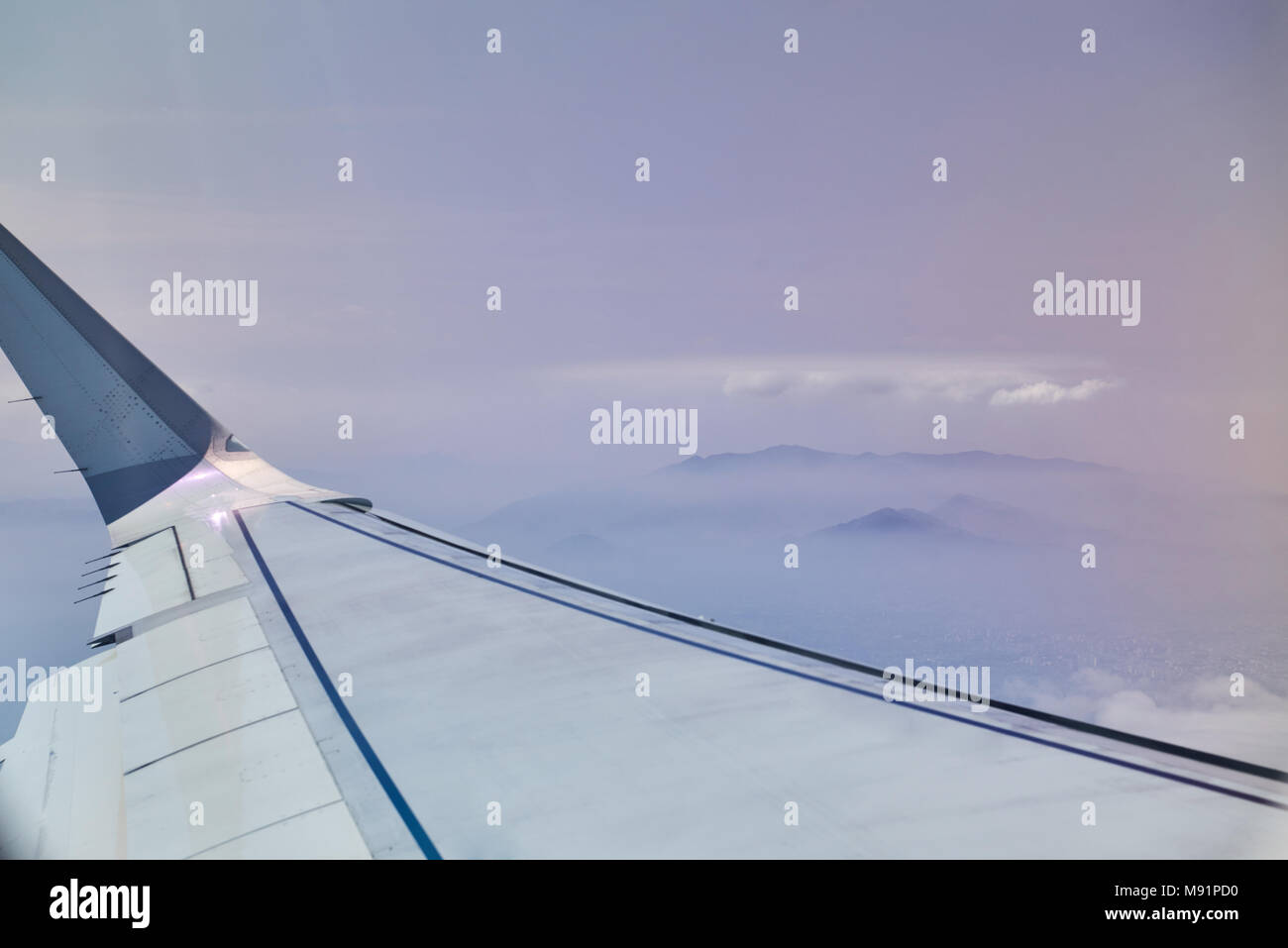 Berglandschaft vom Flugzeug Fenster anzeigen. Ebene unter Peru Berge Stockfoto