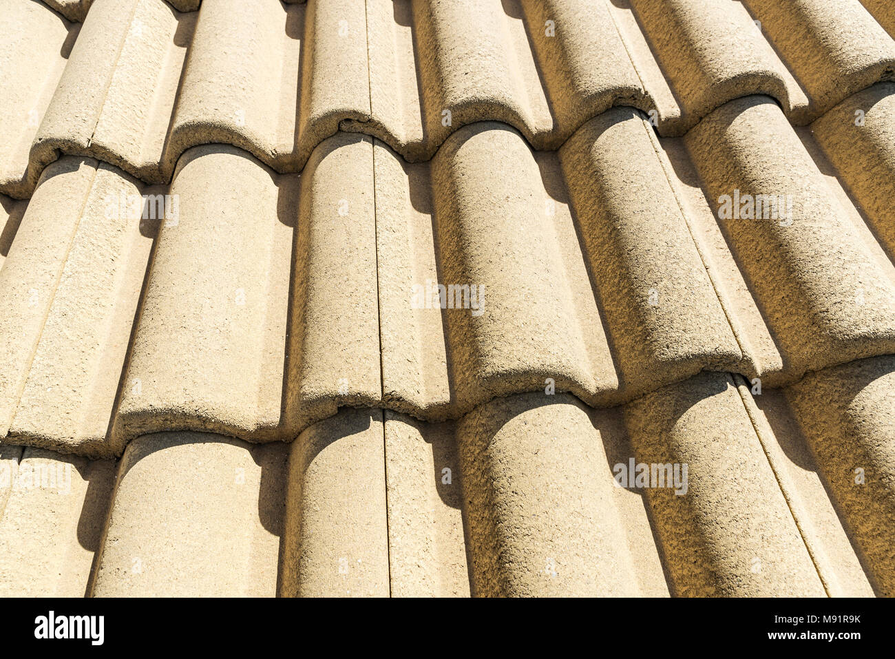 Modernes gelbes Dachziegel auf einem Haus in Sizilien, Italien Stockfoto