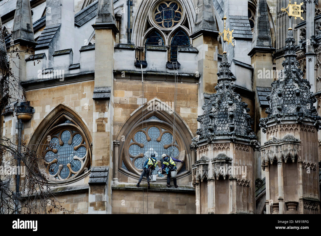 Westminster Abbey, London England. Fensterputzer aus der Londoner Fensterputzer Unternehmen hängen von Seilen reinigen Sie die externen Windows von St Nichola Stockfoto