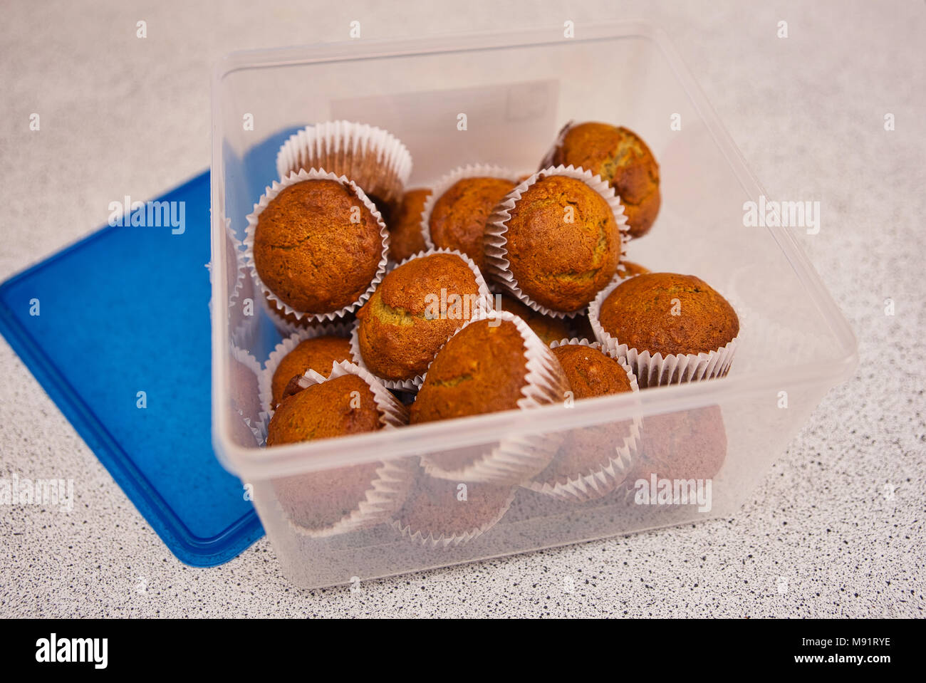Montreal, Kanada, 21, März, 2018. Kunststoff Behälter voll mit hausgemachten Banana Muffins. Credit: Mario Beauregard/Alamy leben Nachrichten Stockfoto