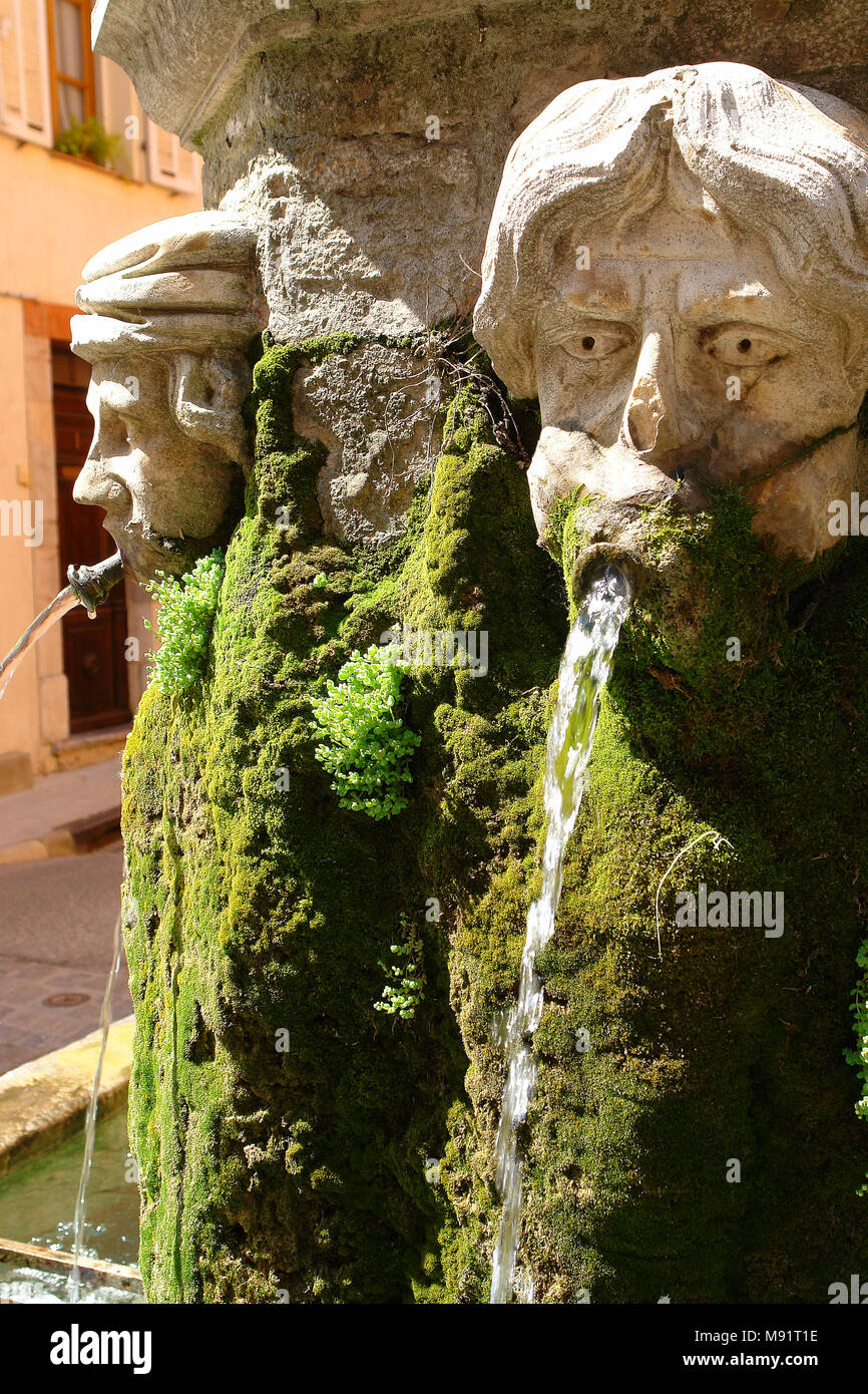 Köpfe der Brunnen de l Annonciade Stockfoto