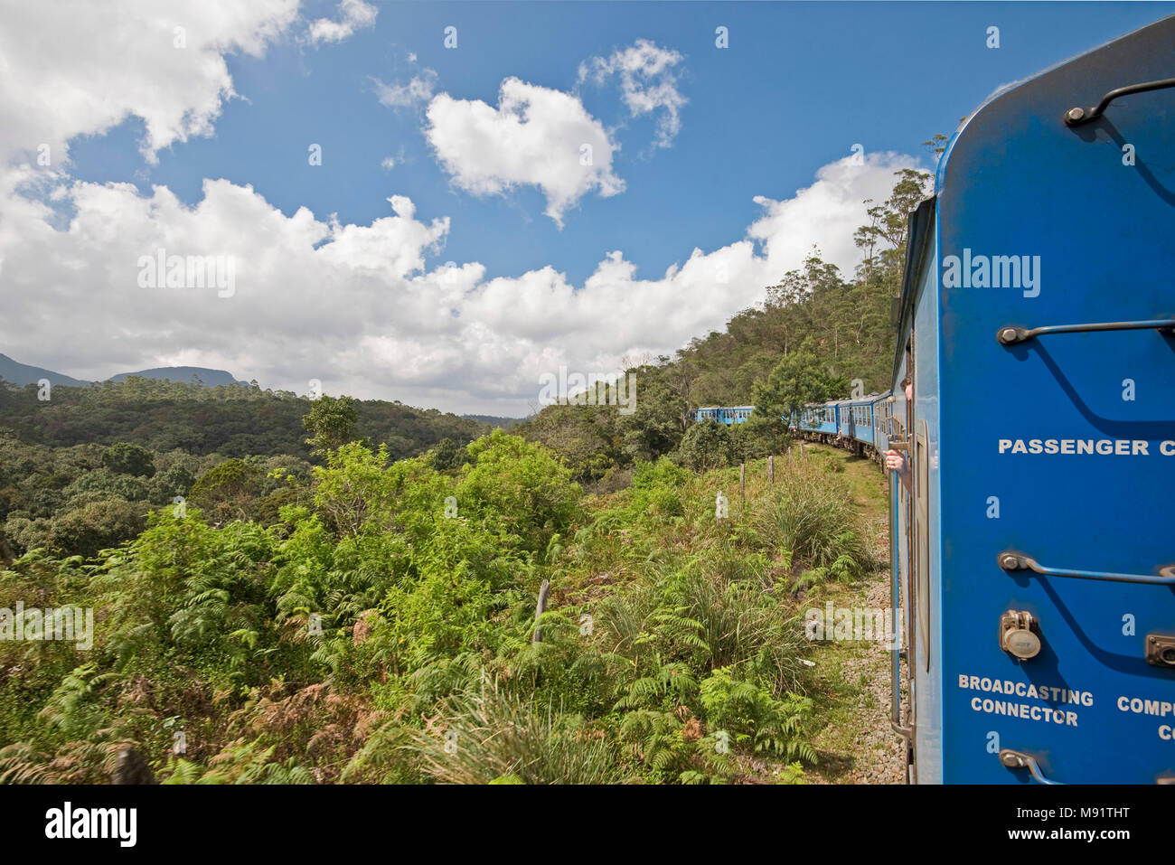 Eine Klasse S 12 MCG 928 Diesel Triebzüge (DMU) Zug mit Einheimischen und Touristen zwischen Nanu Oya und Ella in Sri Lanka. Stockfoto Eine Klasse S 12 MCG 928 Diesel Triebzüge (DMU) Zug mit Einheimischen und Touristen zwischen Nanu Oya und Ella in Sri Lanka. Stockfoto