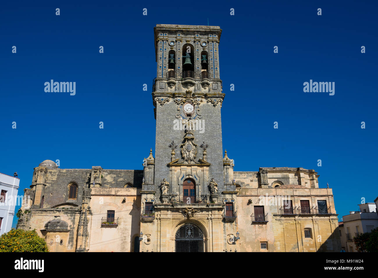 Kirche von Santa Maria der Himmelfahrt (Iglesia de Santa Maria de la Asunción). Arcos de la Frontera, Spanien Stockfoto