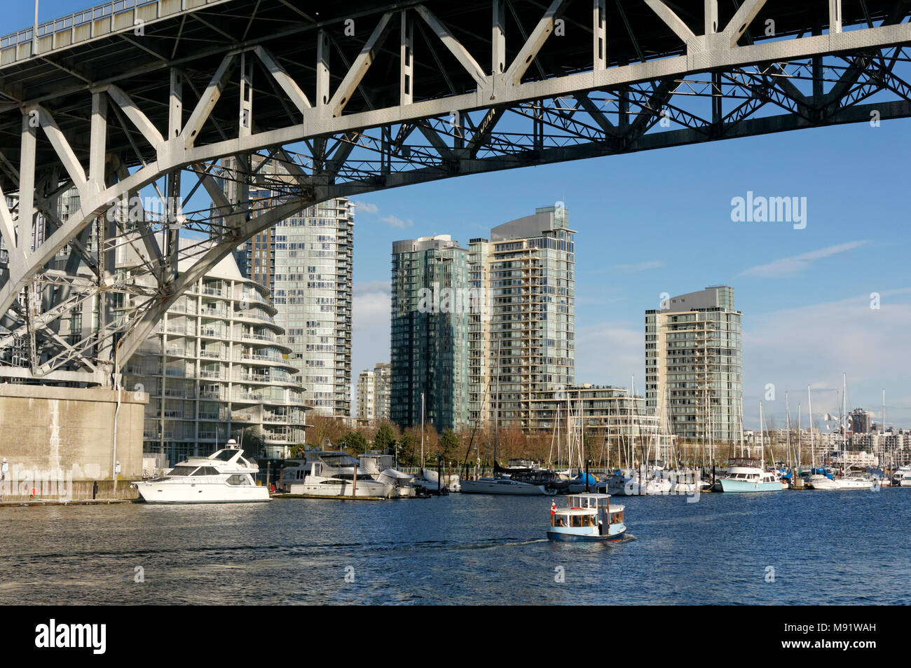 Eine Passagierfähre auf False Creek vorbei unter der Granville Bridge, Vancouver, BC, Kanada Stockfoto Eine Passagierfähre auf False Creek vorbei unter der Granville Bridge, Vancouver, BC, Kanada Stockfoto