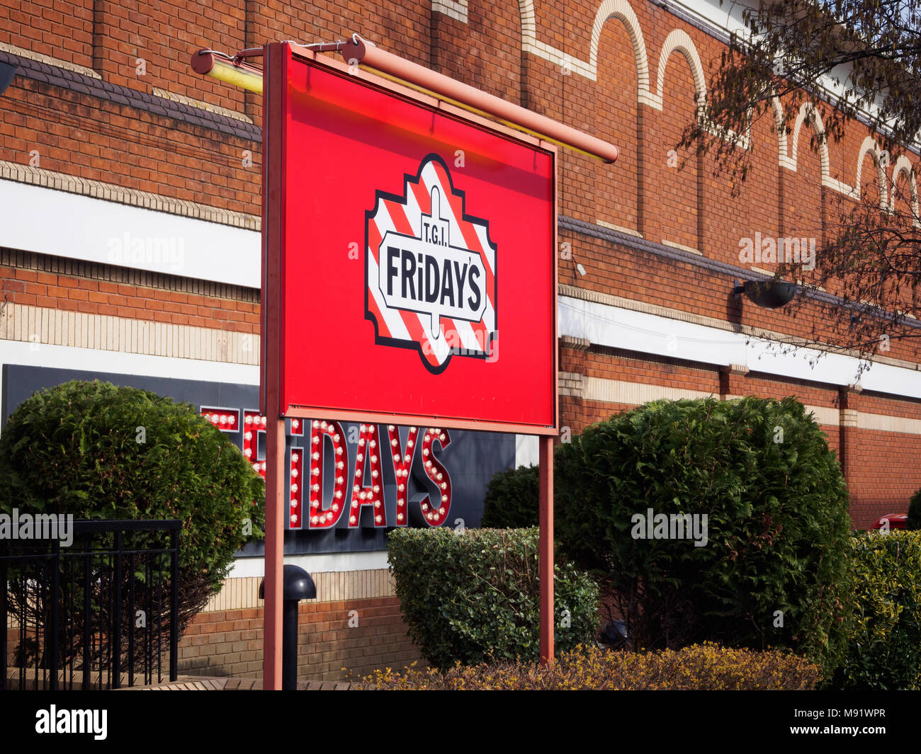 Cardiff, South Wales - März 21, 2018: TGI Fridays Außen- und Logo. TGI Friday's ist eine US-amerikanische Restaurantkette mit Schwerpunkt auf Casual Dining. Stockfoto